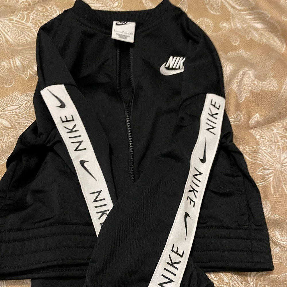 New Girls' Nike Crop Jacket and Pants Set – Where Style Meets Comfort